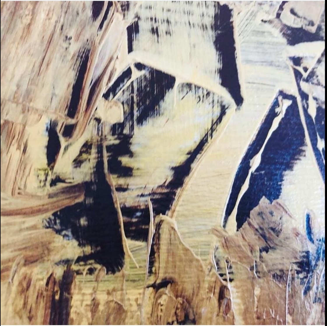 Pintura abstracta gestual en tonos tierra, blanco y azul
