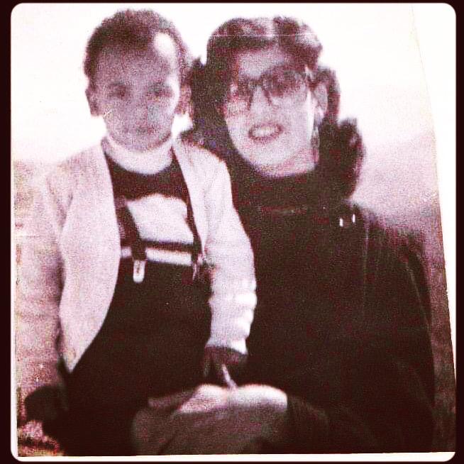 Noemí de niña junto a su madre