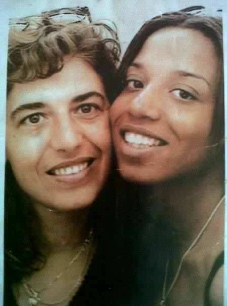 Noemí y su madre sonriendo juntas